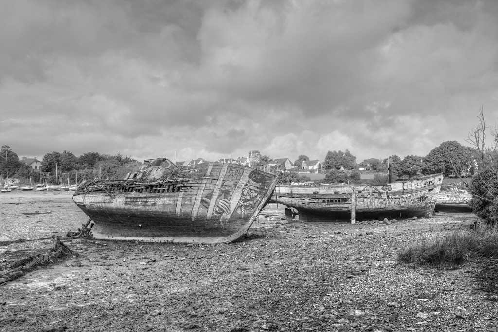 HDR Cimetiere a bateaux B&W scheepskerkhof scheepswrakken scheepswrak urbex quelmer rance bretagne frankrijk kerkhof schip schepen boot boten graffiti strand zwart wit foto